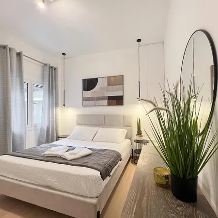 Roomy In Ilisia Apartment